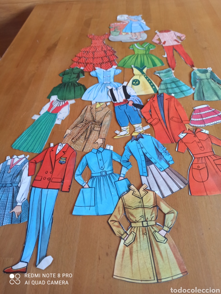 Otros art&iacute;culos de coleccionismo en papel: Libro con recortables + 75 vestidos , complementos... - Foto 11