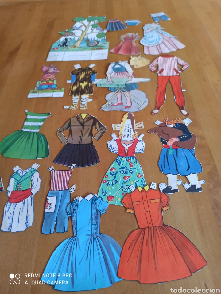 Otros art&iacute;culos de coleccionismo en papel: Libro con recortables + 75 vestidos , complementos... - Foto 12