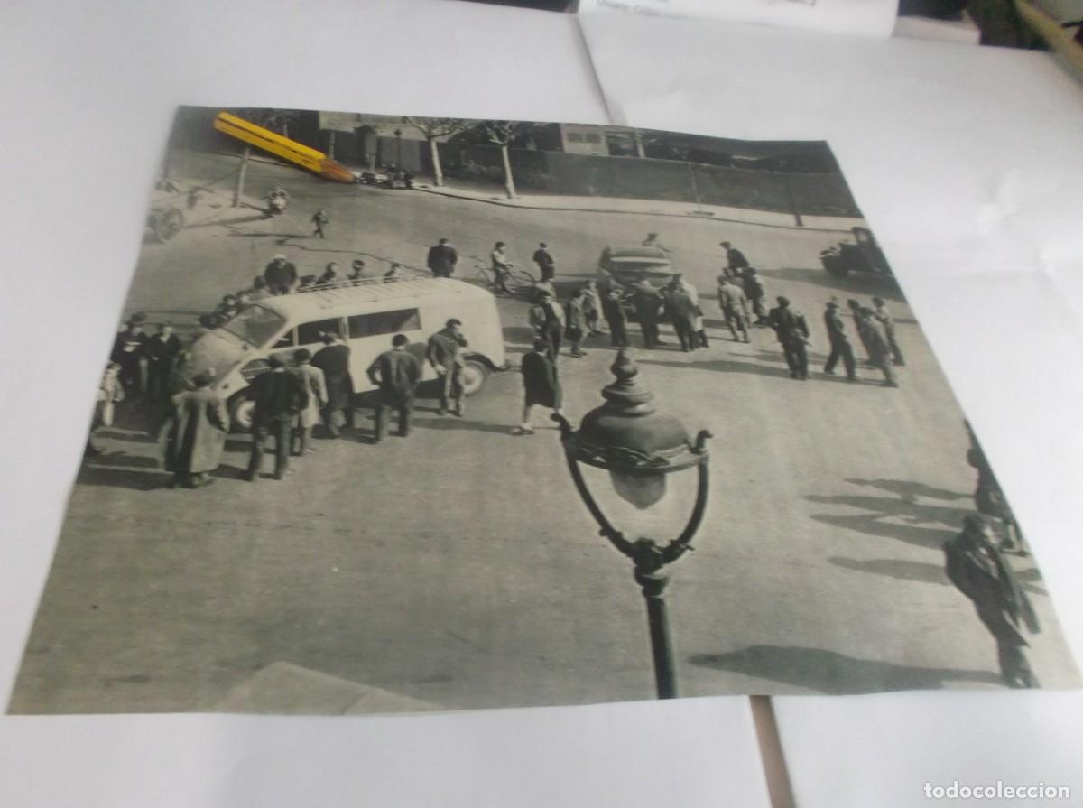 Otros Art&iacute;culos de Coleccionismo en Papel: RECORTE A&Ntilde;O 1960.(BARCELONA)ACCIDENTE FURGONETA Y COCHE, MOTO VESPA ,CAMI&Oacute;N