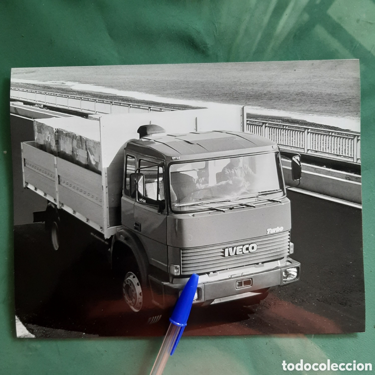 Paper Collecting Others: Fotograf&iacute;a camion iveco 175.24