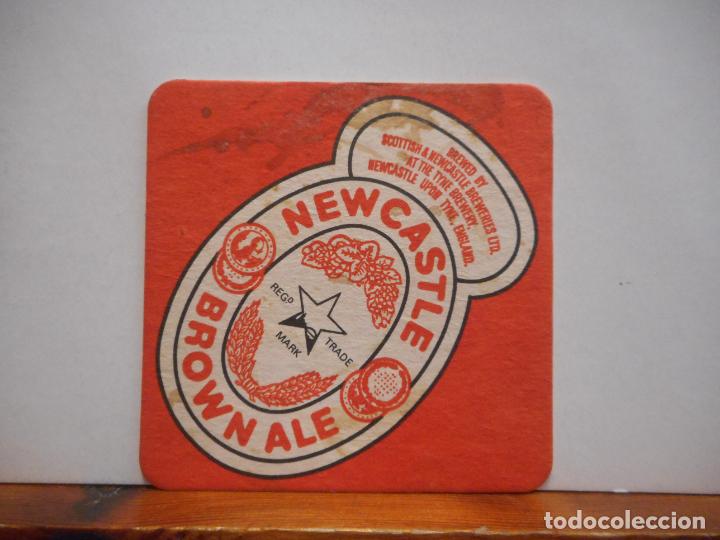 Collectionnisme Papier divers: POSAVASOS. NEWCASTLE BROWN ALE. MEDIDAS 8,5*8,5 CM.