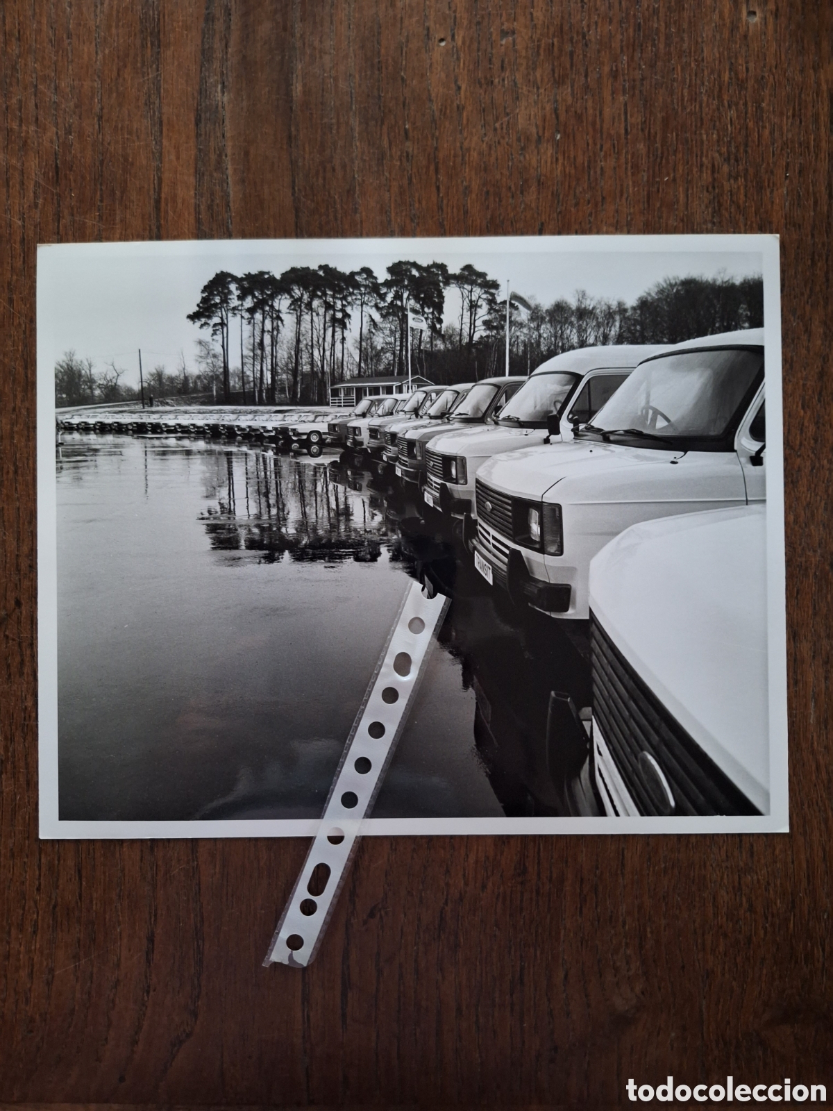 Paper Collecting Others: Fotograf&iacute;a furgoneta Ford