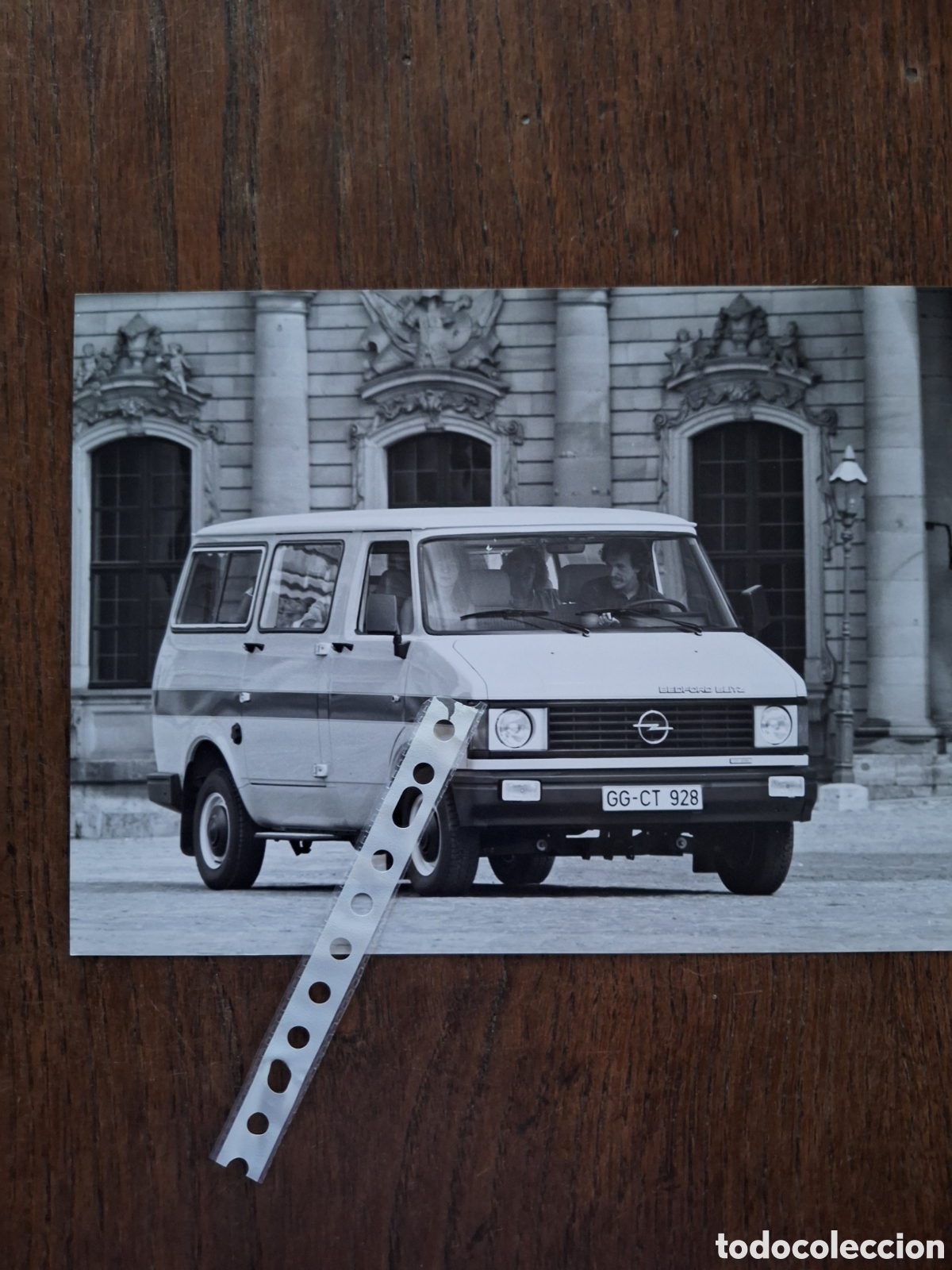 Paper Collecting Others: Fotograf&iacute;a furgoneta Opel Bedford Blitz