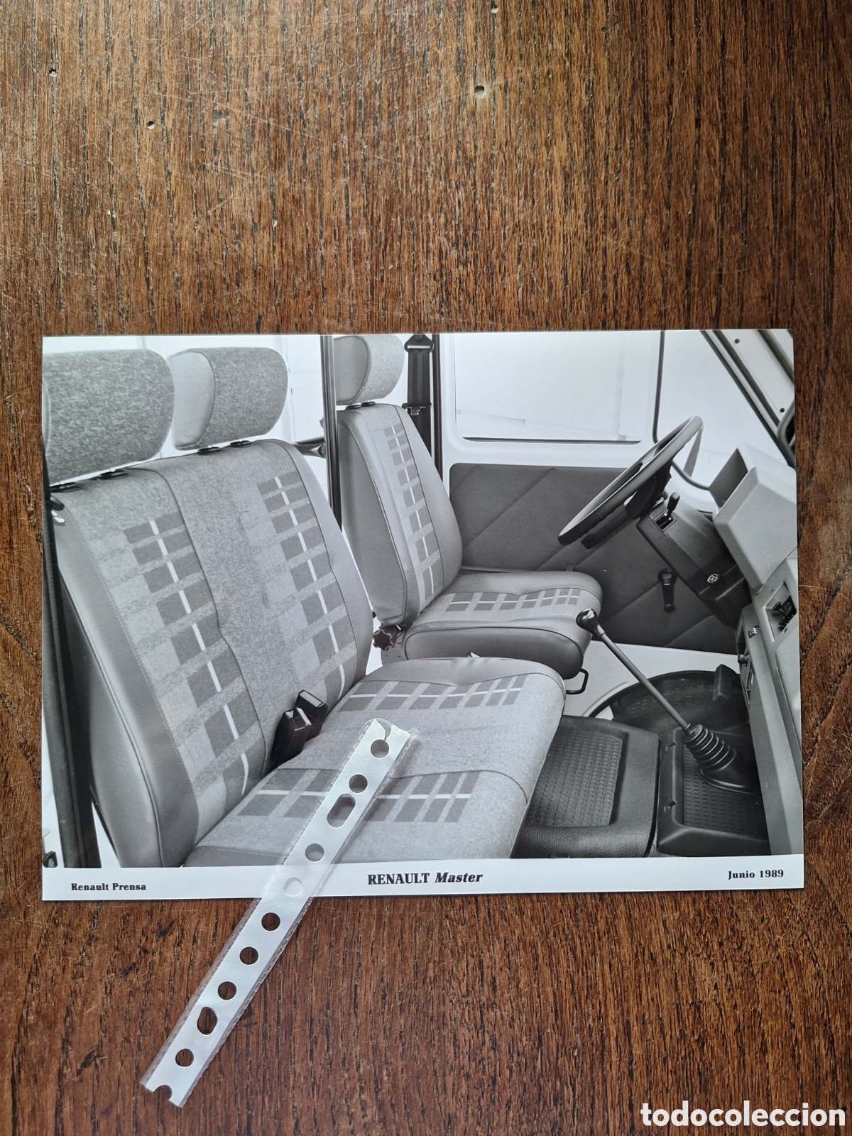 Paper Collecting Others: Fotograf&iacute;a furgoneta Renault Master