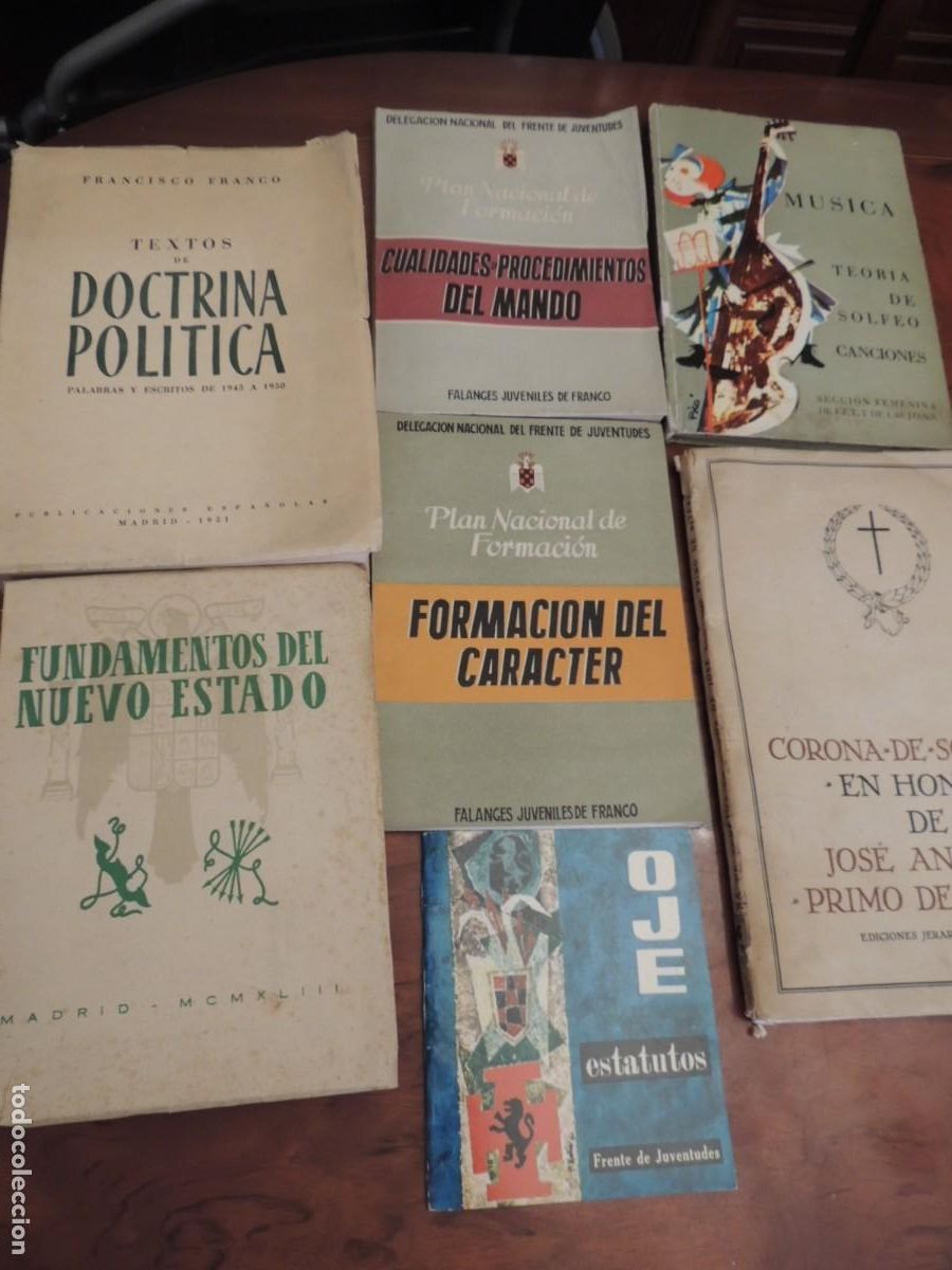 Otros art&iacute;culos de coleccionismo en papel: LOTE LIBROS Y DOCUMENTOS FALANGE,FEMENINA,OJE,CONCESION MEDALLA,ETC. PRESENTACIONES A ASCENSOS....