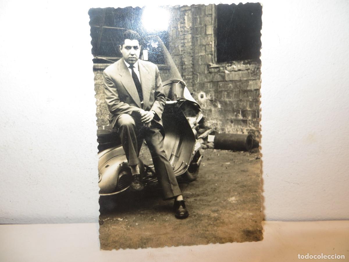 Otros Art&iacute;culos de Coleccionismo en Papel: FOTO DE HOMBRE EN VESPA ANTIGUA