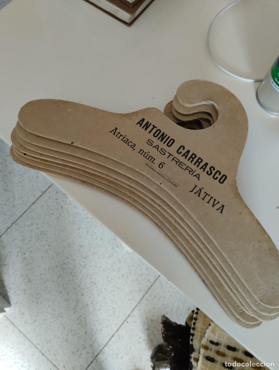 Otros art&iacute;culos de coleccionismo en papel: Perchas de cart&oacute;n antiqu&iacute;simas.