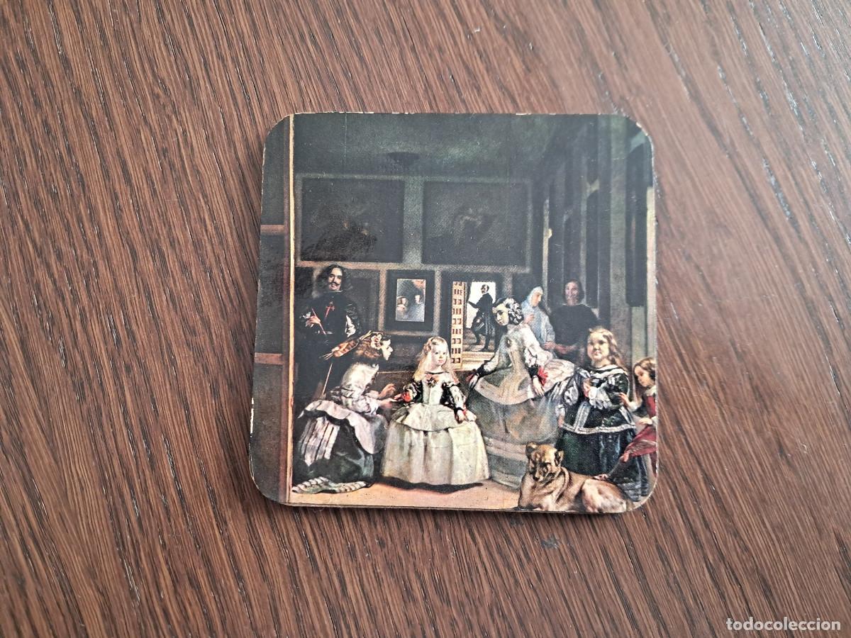 Otros art&iacute;culos de coleccionismo en papel: posavasos antiguo de cart&oacute;n duro y tela en el dorso, pintura Las Meninas de Vel&aacute;zquez.
