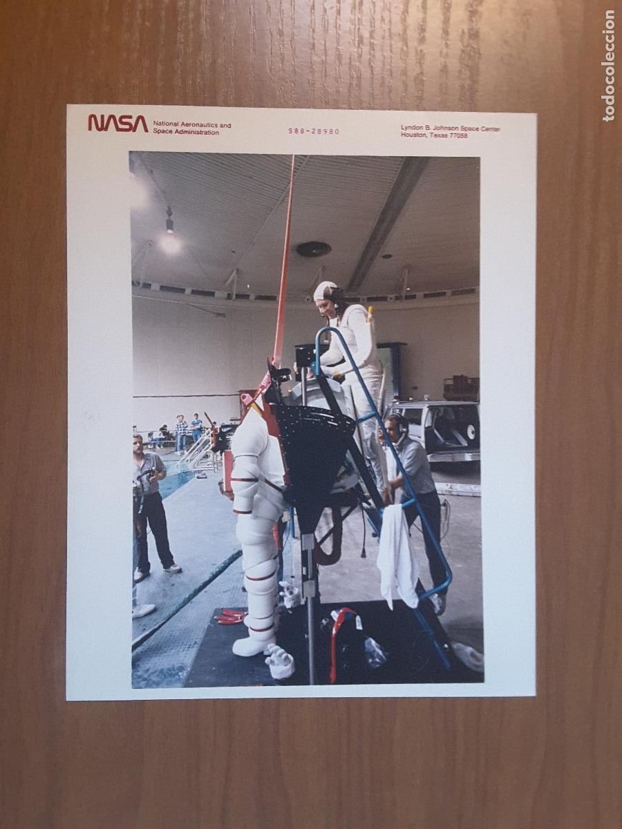 Paper Collecting Others: Foto original NASA tama&ntilde;o DIN A4, S88-28980 - Traje EVA r&iacute;gido