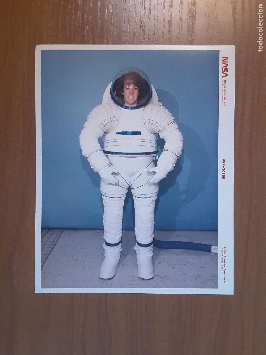 Paper Collecting Others: Foto original NASA tama&ntilde;o DIN A4, S88-30188- Traje EVA r&iacute;gido