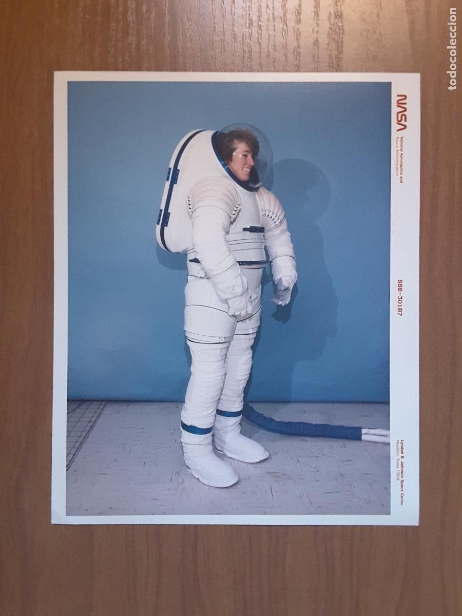 Outros artigos de papel: Foto original NASA tama&ntilde;o DIN A4, S88-30187 - Traje EVA r&iacute;gido