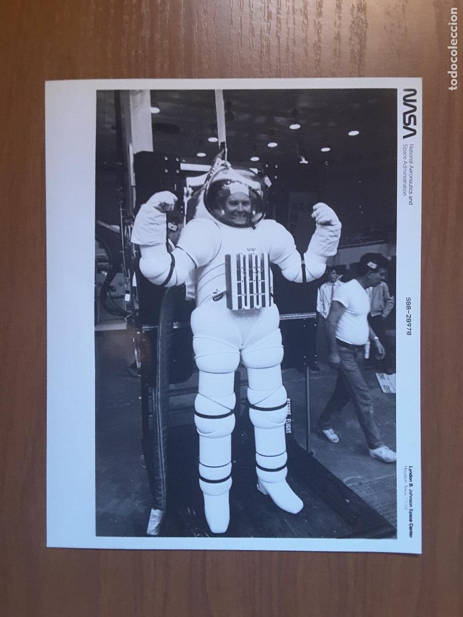 Paper Collecting Others: Foto original NASA tama&ntilde;o DIN A4, S88-28978 - Traje EVA r&iacute;gido