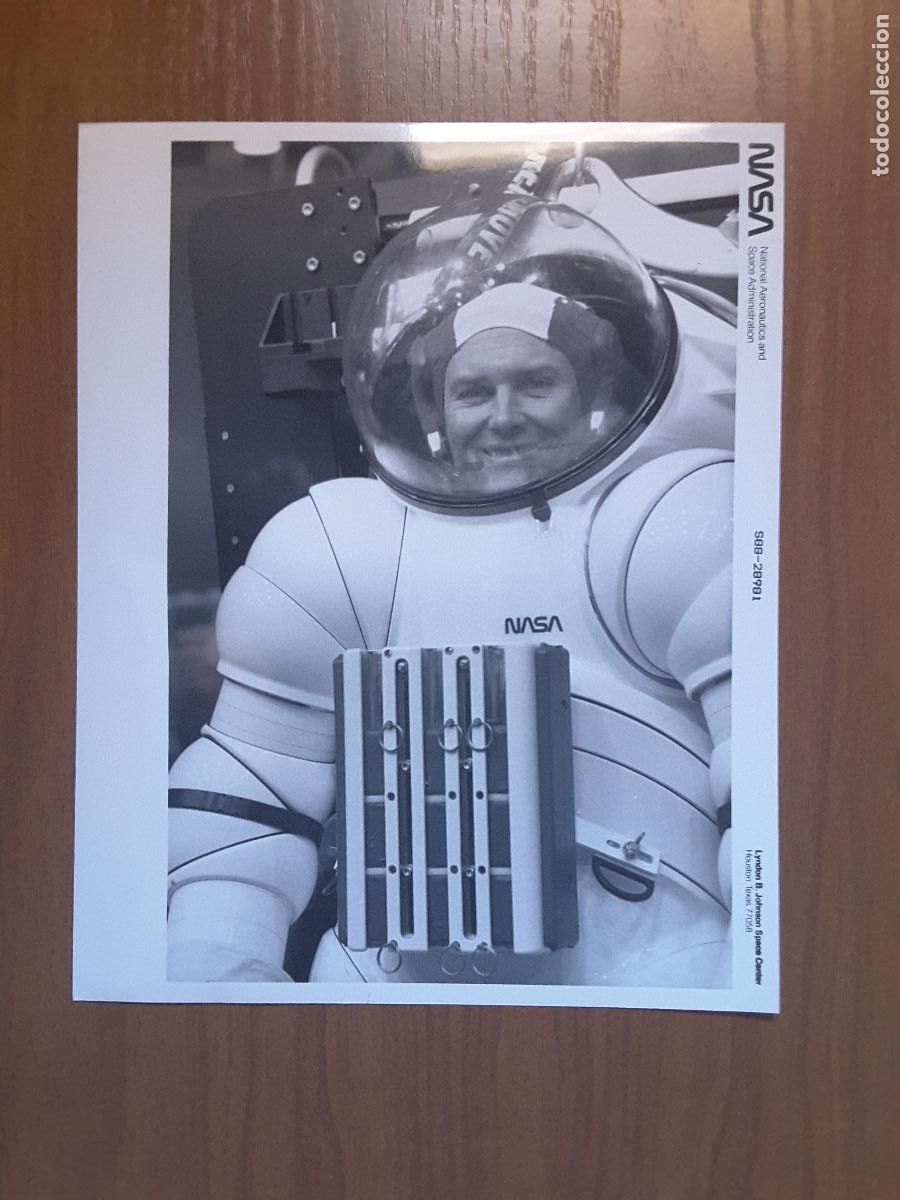 Paper Collecting Others: Foto original NASA tama&ntilde;o DIN A4, S88-28981 - Traje EVA r&iacute;gido