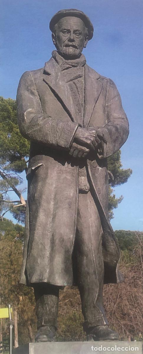 Otros Art&iacute;culos de Coleccionismo en Papel: Estatua del escritor P&iacute;o Baroja. Fotograf&iacute;a de libro. 10 x 21 cm. Enmarcable. Buen estado.