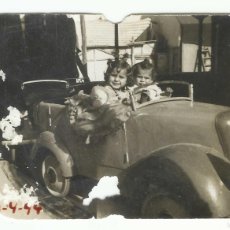 Otros Artículos de Coleccionismo en Papel: ❤️ ANTIGUA FOTO: NIÑOS EN COCHE DEL CARRUSEL DE LA FERIA, 1944 ❤️