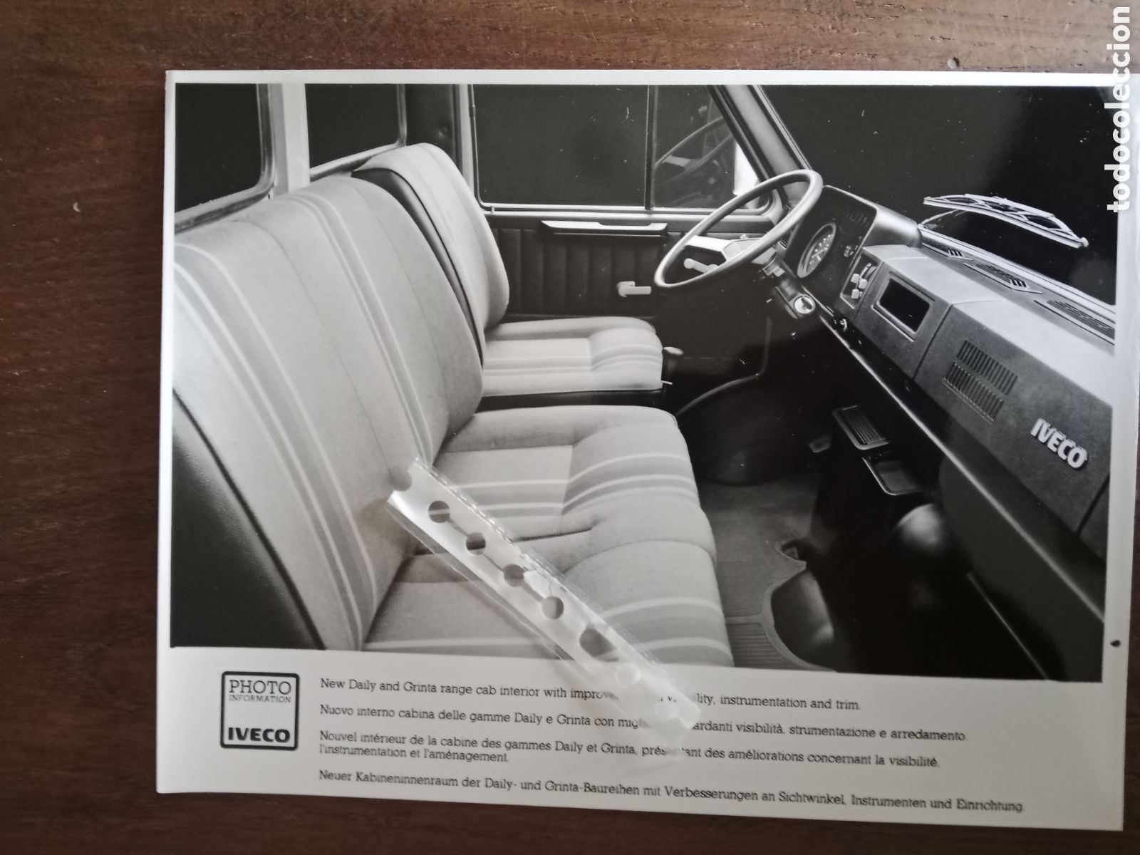 Paper Collecting Others: Fotograf&iacute;a furgoneta Iveco