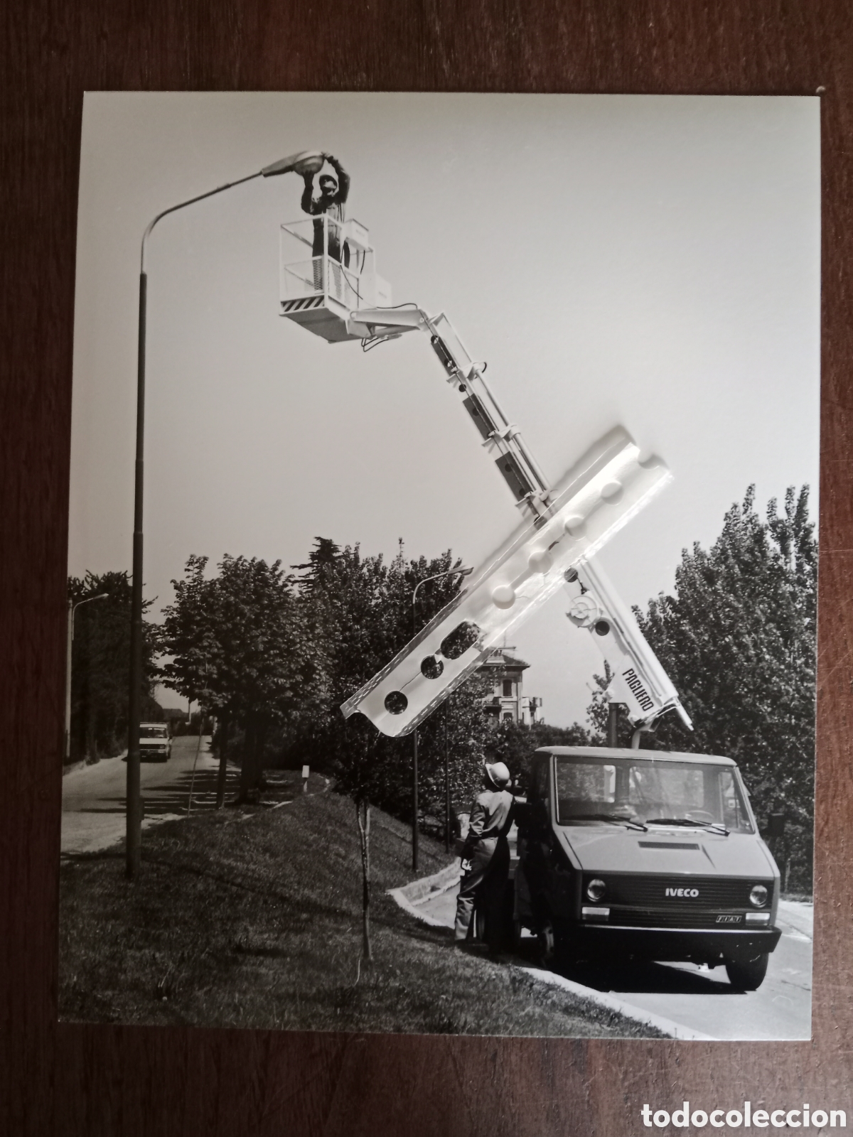 Paper Collecting Others: Fotograf&iacute;a furgoneta Iveco