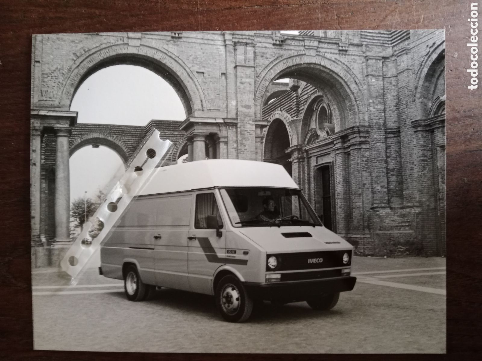 Paper Collecting Others: Fotograf&iacute;a furgoneta Iveco