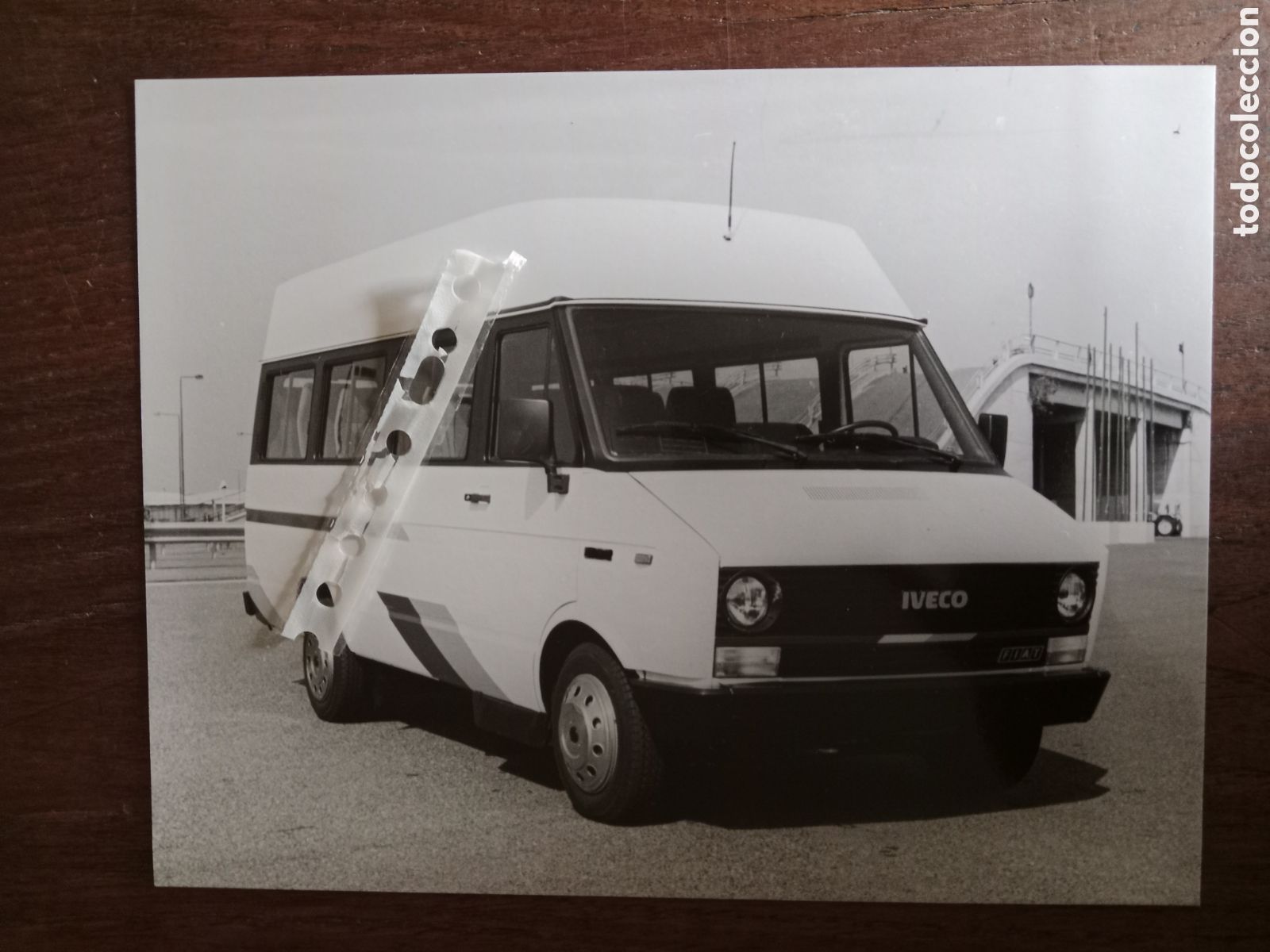 Paper Collecting Others: Fotograf&iacute;a furgoneta Iveco