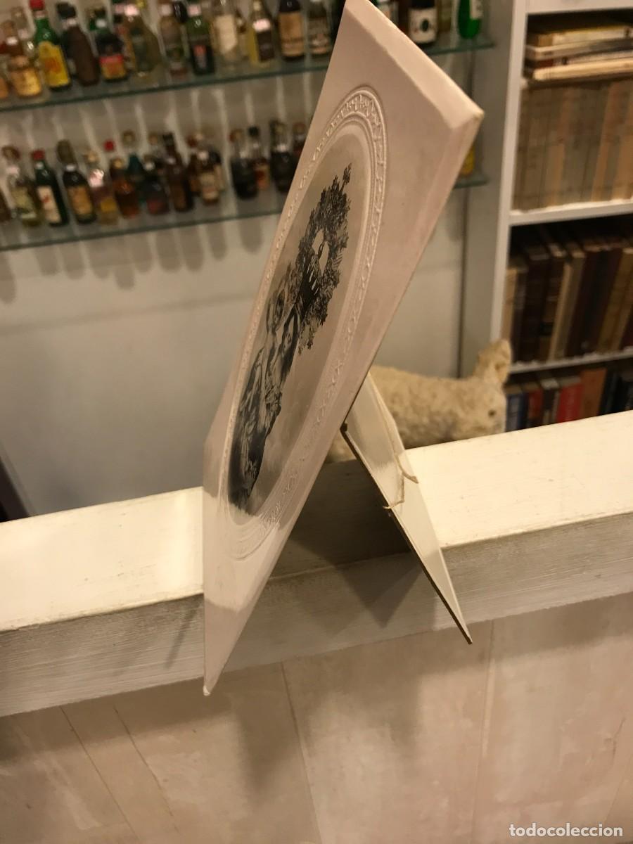 Sammelleidenschaft Andere Papierartikel: IMAGEN RELIGIOSA SOBRE CART&Oacute;N Y SOLAPA PARA APOYO. LA INDUSTRIAL FOTOGR&Aacute;FICA, VALENCIA. 20X12,5CM