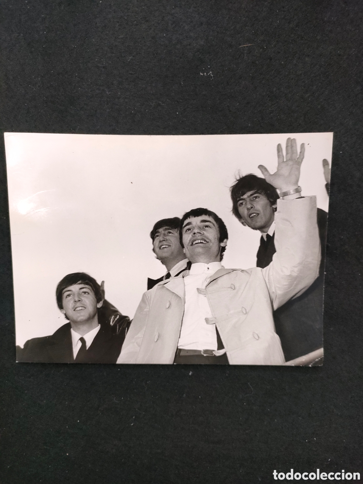 Otros art&iacute;culos de coleccionismo en papel: The Beatles, foto unica. Con copyright. Los Beatles con baterista inedito: Jimmy Nicol. 1964