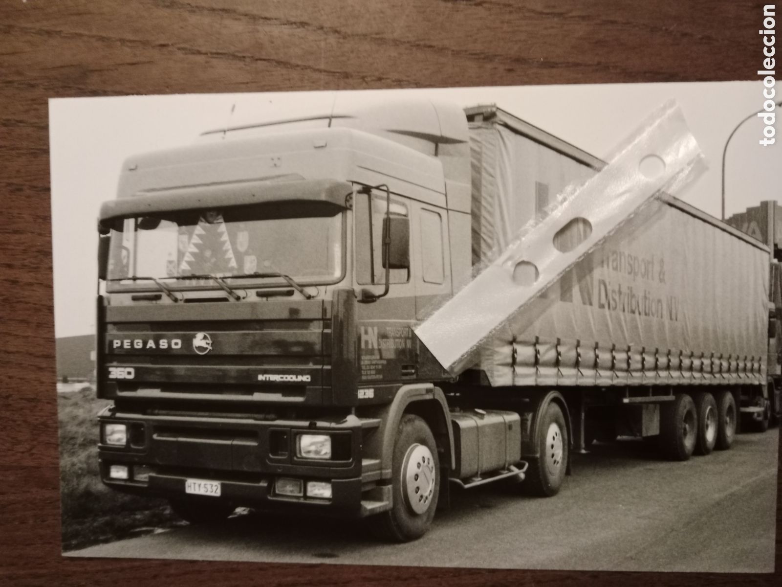 Paper Collecting Others: Fotograf&iacute;a cami&oacute;n Pegaso troner