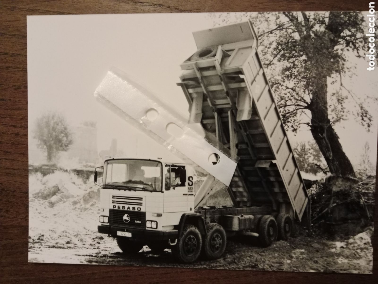 Paper Collecting Others: Fotograf&iacute;a cami&oacute;n Pegaso