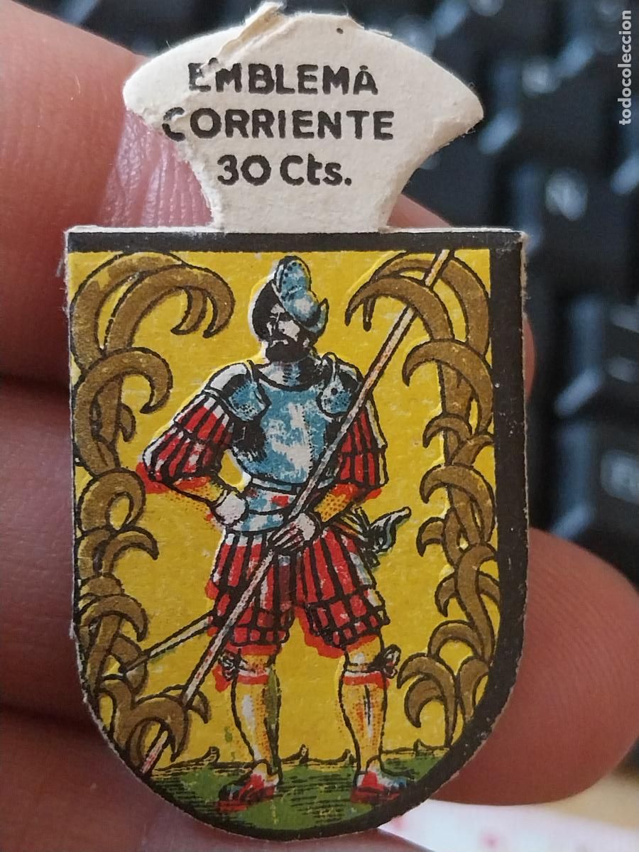 Otros Art&iacute;culos de Coleccionismo en Papel: INFANTERIA ESPA&Ntilde;OLA PIQUERO IMPERIO EMBLEMA 30CT ORIGINAL EPOCA FRANCO 4,5CMS ALTO