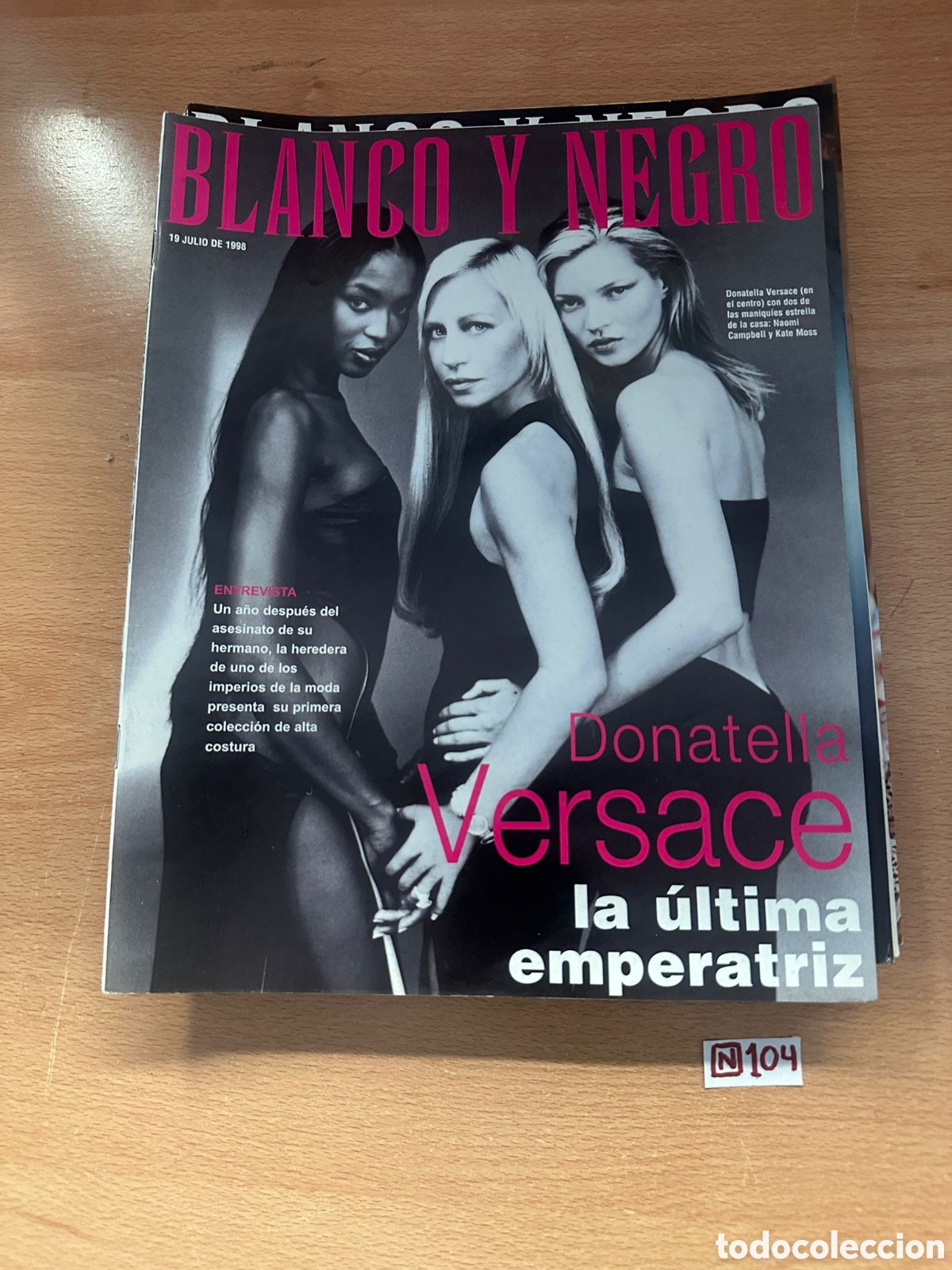 Otros art&iacute;culos de coleccionismo en papel: Donatella Versace blanco y negro - Foto 1