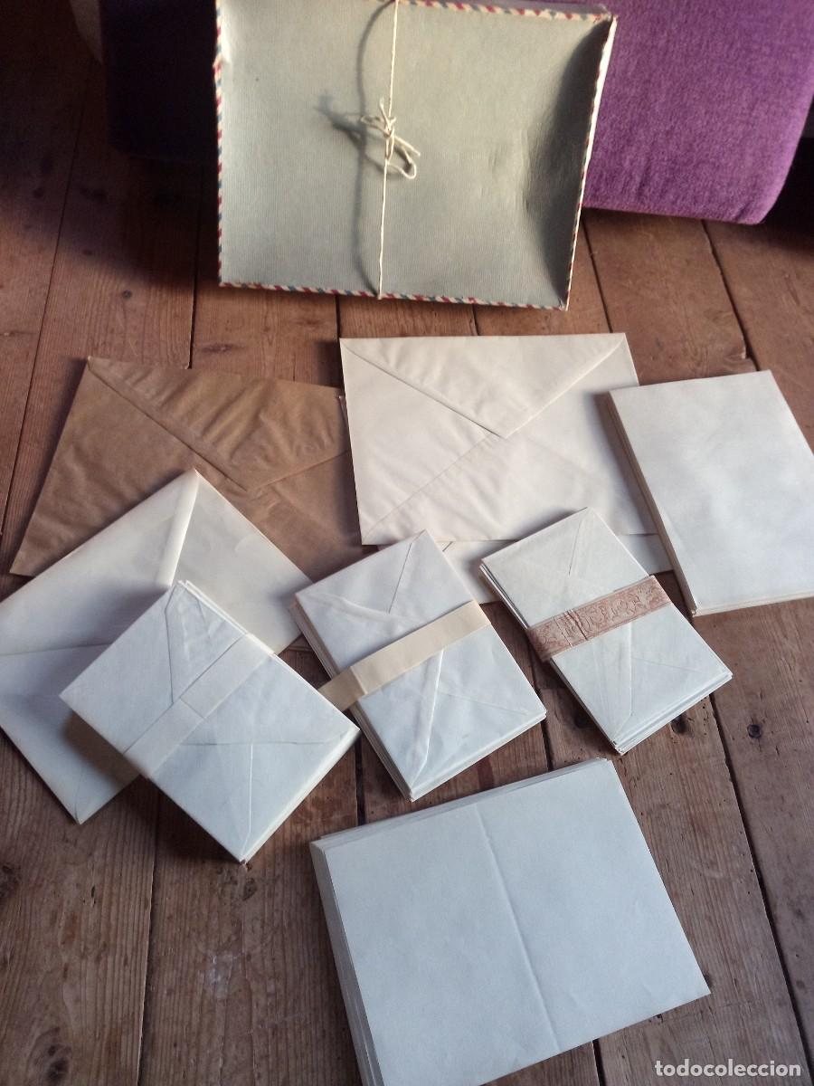 Otros Art&iacute;culos de Coleccionismo en Papel: Antiguo lote de papeler&iacute;a, cuartillas de tela y sobres de distintos tama&ntilde;os