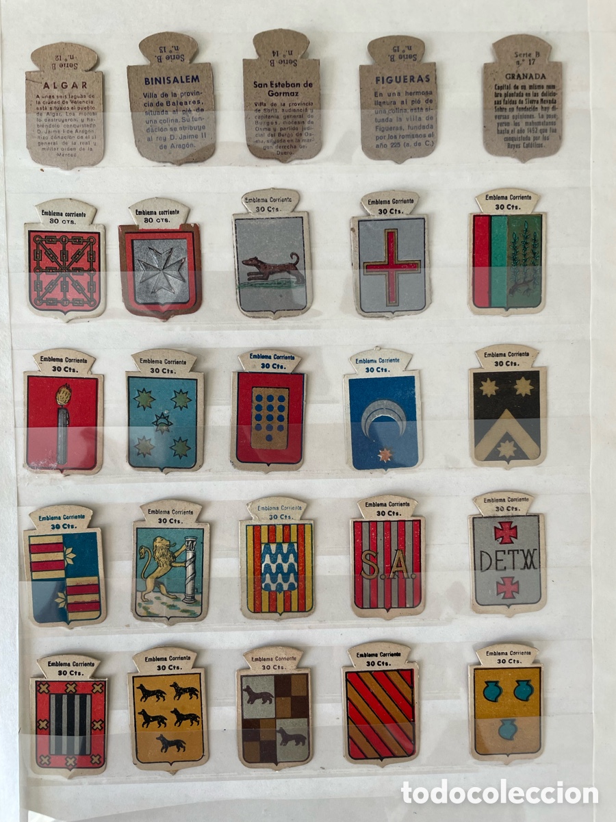 Otros Art&iacute;culos de Coleccionismo en Papel: Lote de 25 emblemas de auxilio social
