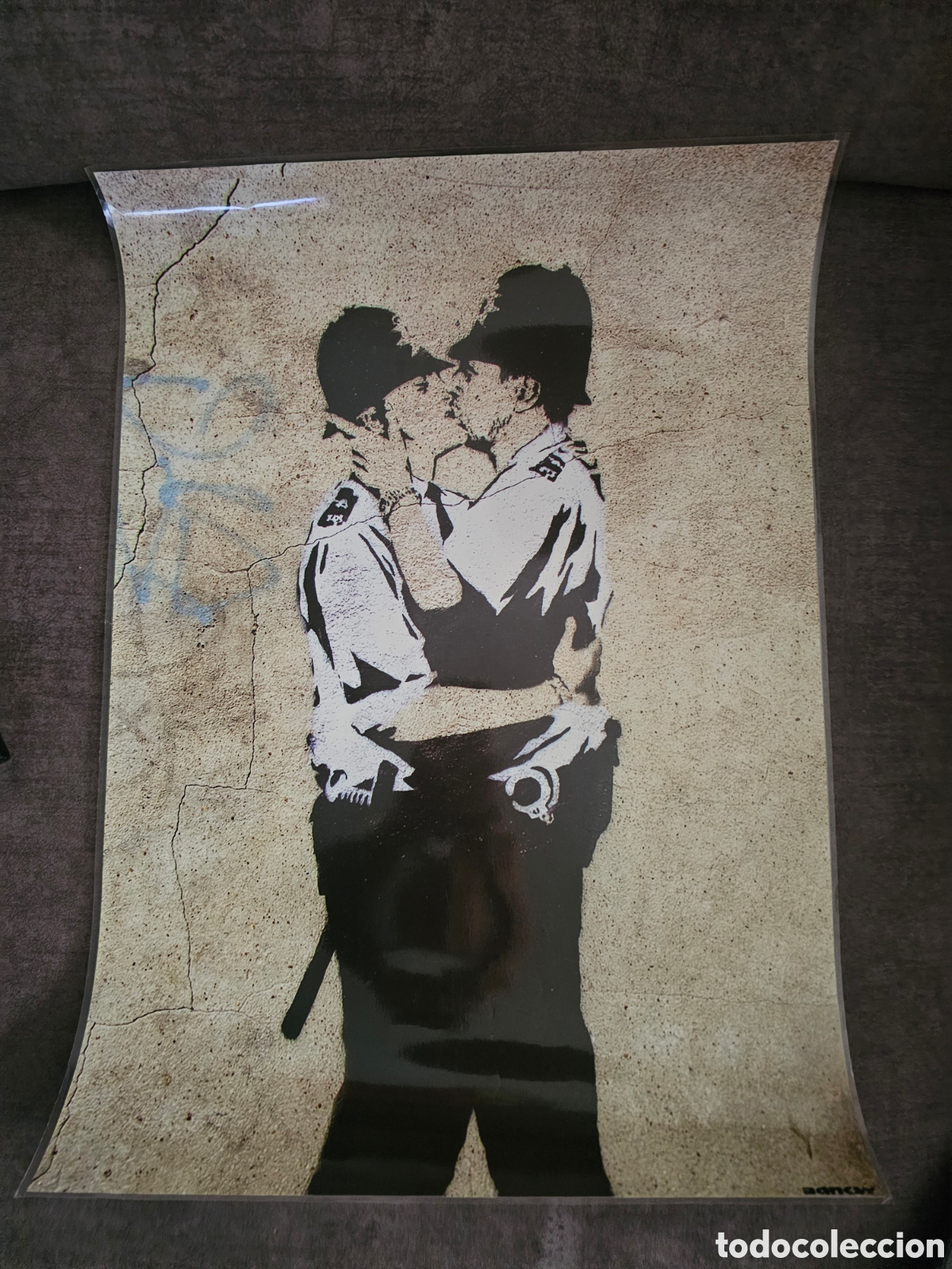 Otros Art&iacute;culos de Coleccionismo en Papel: Cartel publicitario Banksy Kissing Coppers