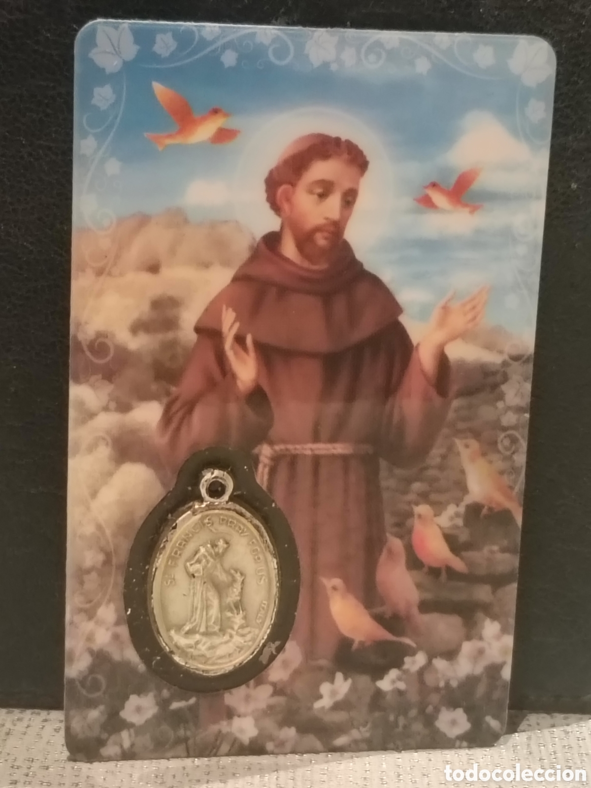 Otros Art&iacute;culos de Coleccionismo en Papel: Medallita de San Francisco de As&iacute;s insertada en tarjeta con Oraci&oacute;n en la trasera