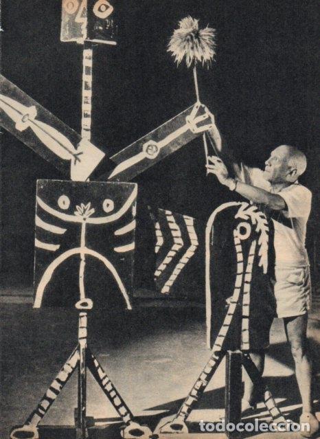 Otros art&iacute;culos de coleccionismo en papel: LAMINA V17308: Picasso junto a una escultura de madera pintada - VVAA