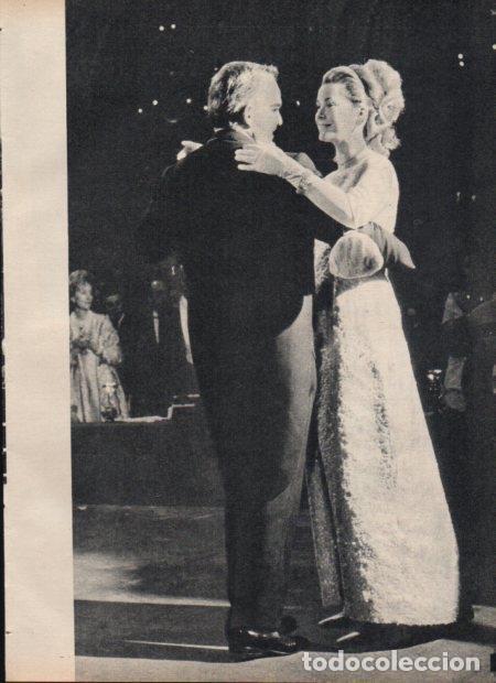 Otros art&iacute;culos de coleccionismo en papel: LAMINA V21763: Rainero y Grace Kelly en baile de debutantes en Sevilla - Varios