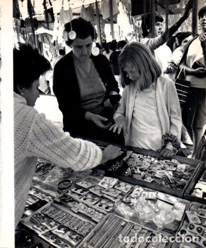 Otros art&iacute;culos de coleccionismo en papel: LAMINA V45421: Mercat al carrer a Olot - Josep Pla