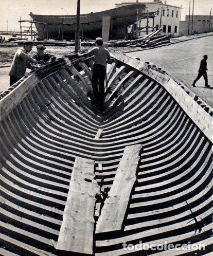 Otros art&iacute;culos de coleccionismo en papel: LAMINA V45559: Construccio de barques a Sant Carles de la Rapita - Josep Pla