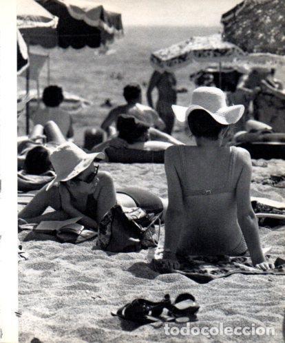 Otros art&iacute;culos de coleccionismo en papel: LAMINA V45404: Dones a la platja de Tossa de Mar - Josep Pla