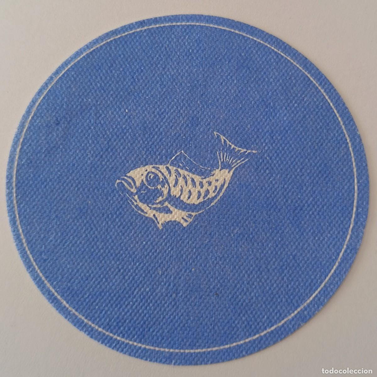 Otros Art&iacute;culos de Coleccionismo en Papel: Posavasos. Azul con un pez en el centro. Papel tela.