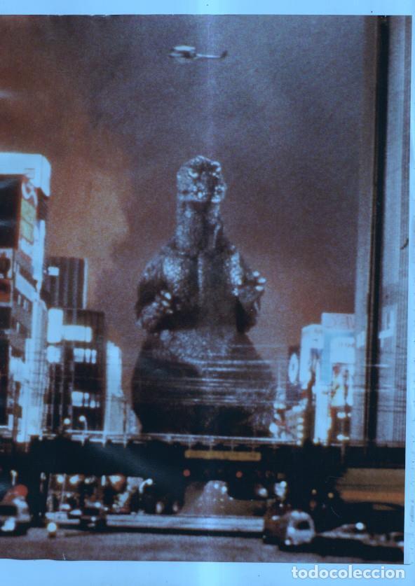 Otros art&iacute;culos de coleccionismo en papel: LAMINA 24957: Escena de Godzilla + King Kong - John Landis