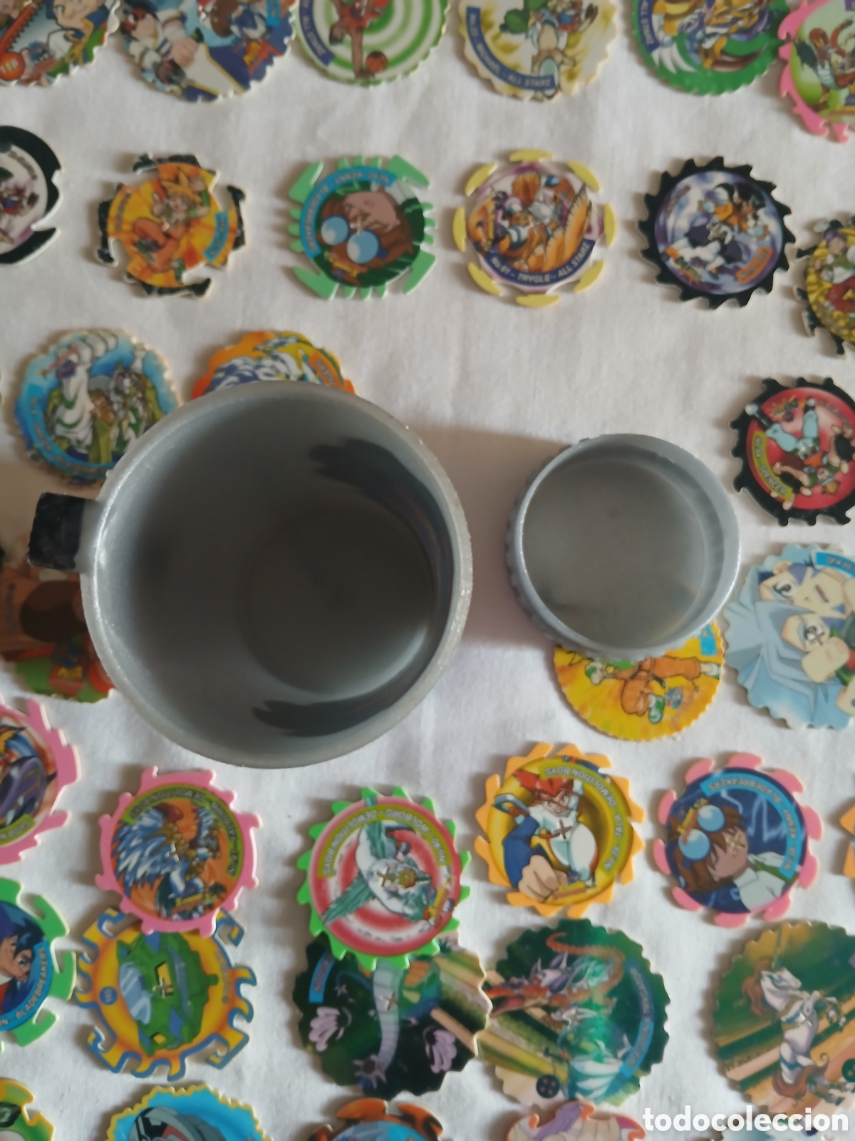 Otros Art&iacute;culos de Coleccionismo en Papel: Lote de 97 tazos Beyblade Matutano (2003)+port&aacute; tazos oficial.