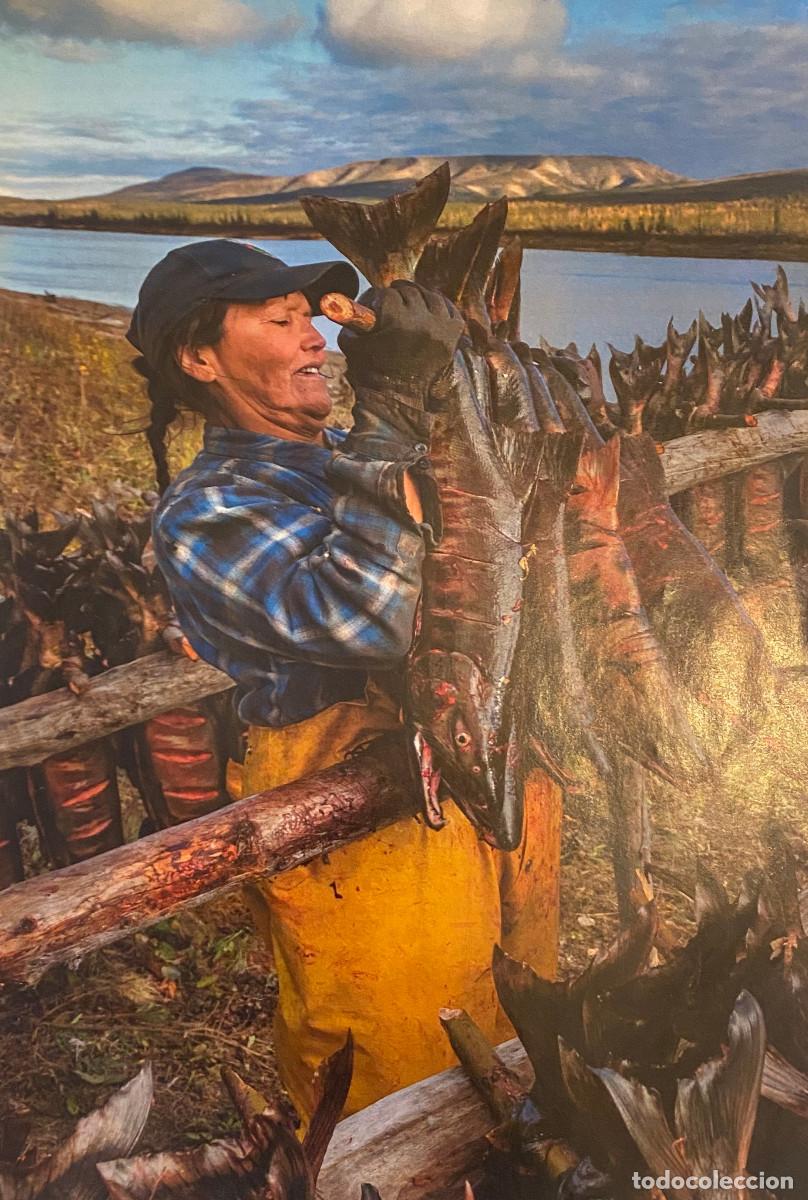Otros Art&iacute;culos de Coleccionismo en Papel: Fotograf&iacute;a art&iacute;stica, p&aacute;gina completa de revista. Mujer pescadora esquimal con salmones. Enmarcable.