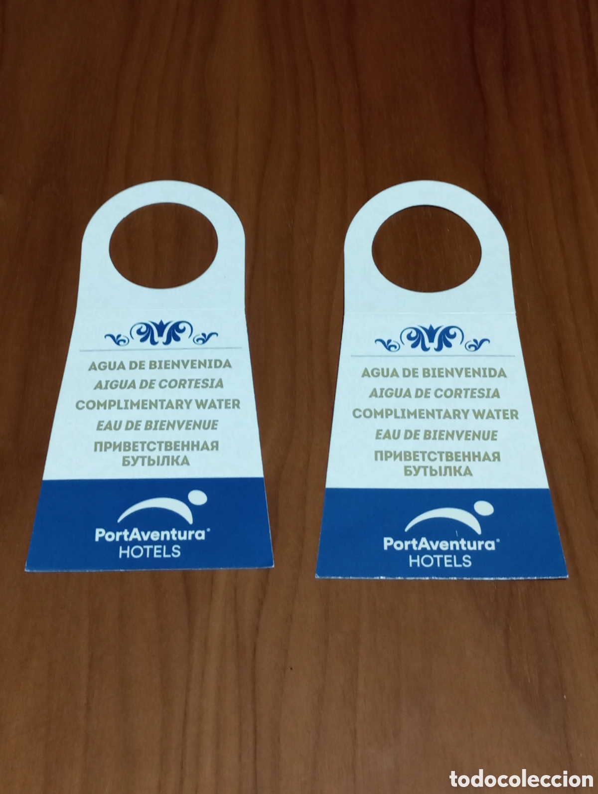 Sammelleidenschaft Andere Papierartikel: 2 etiquetas carteles agua de bienvenida cortes&iacute;a Port Aventura Hotels