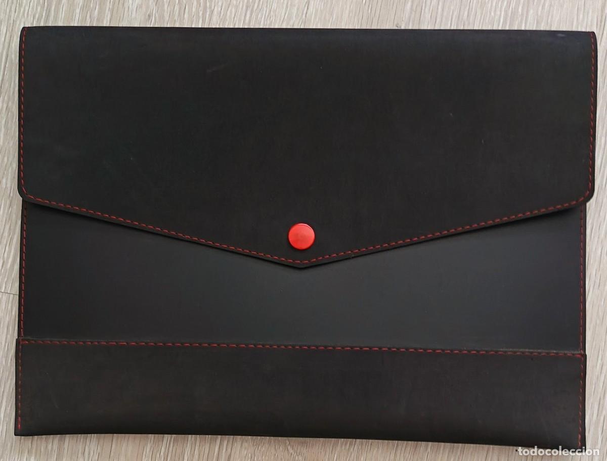 Otros Art&iacute;culos de Coleccionismo en Papel: Portafolio. Negro, Con prespuntes rojo. Boton rojo.