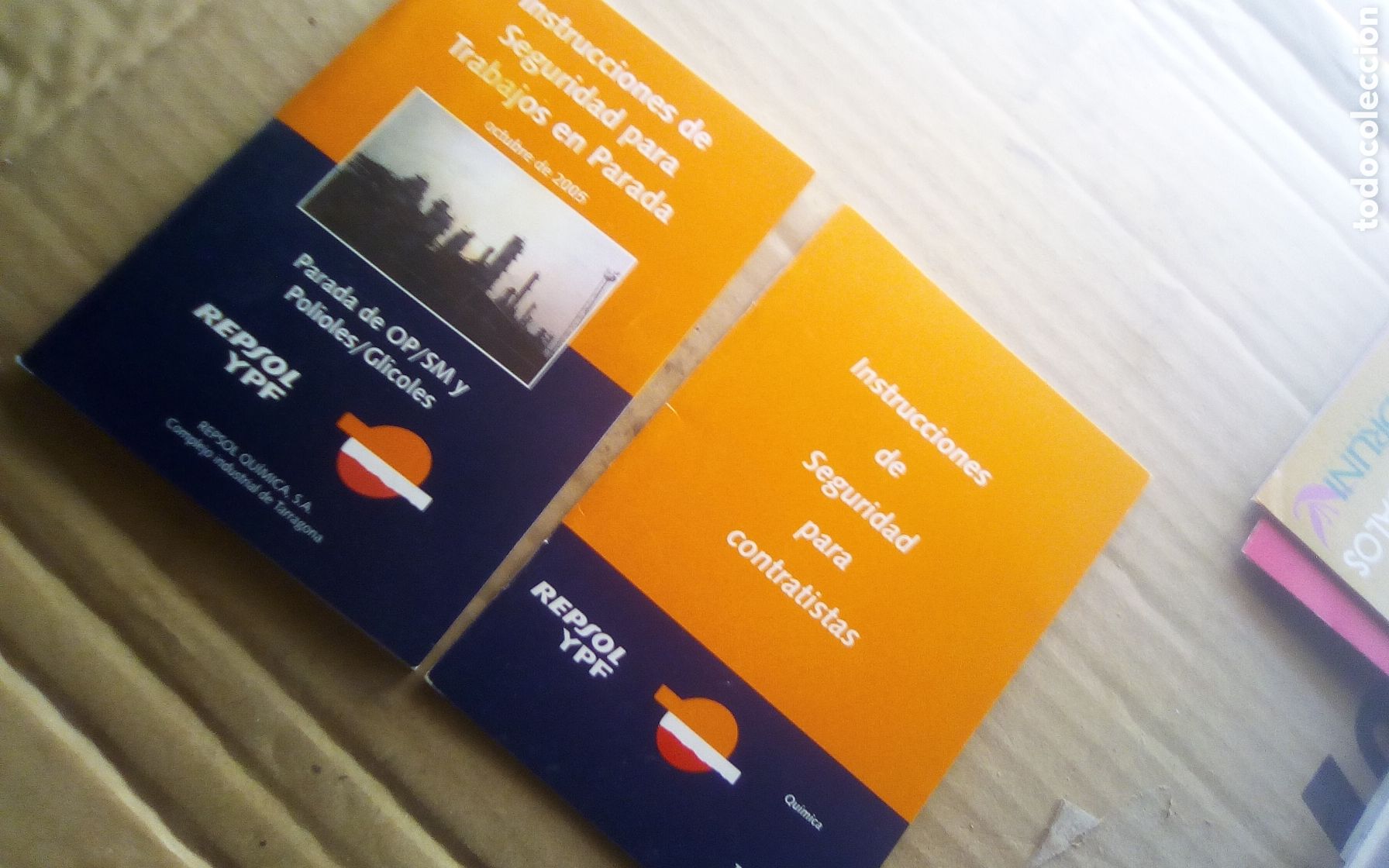 Otros art&iacute;culos de coleccionismo en papel: 2 Libritos instrucciones de seguridad. Repsol Qu&iacute;mica, S. A., Tarragona. A&ntilde;os 1998 y 2005.