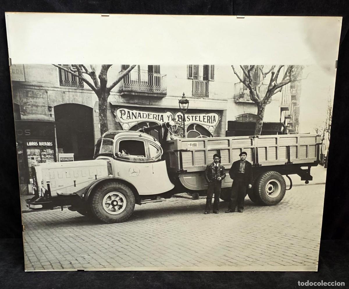 Collectionnisme Papier divers: Fotograf&iacute;a Original Cami&oacute;n Mercedes-Benz Cl&aacute;sico frente a Panader&iacute;a y Pasteler&iacute;a &ndash; Escena Urbana