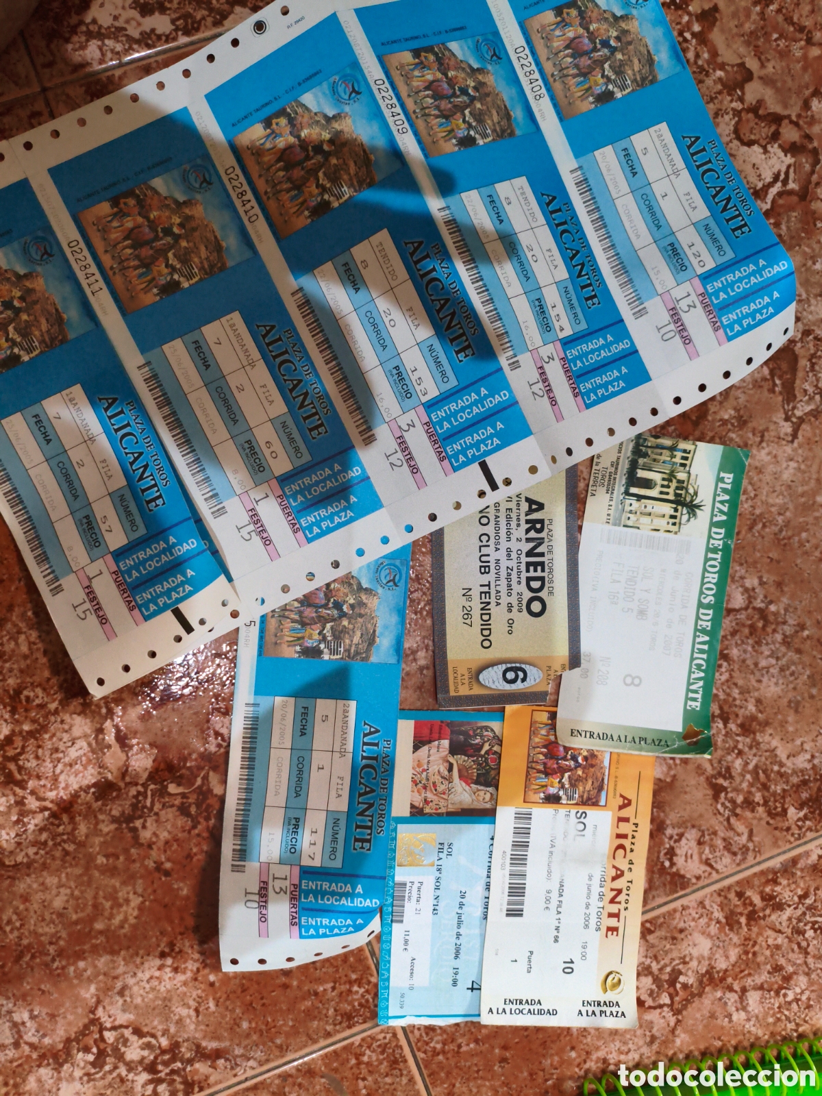 Otros art&iacute;culos de coleccionismo en papel: Lote entradas antiguas toros plaza alicante Arnedo