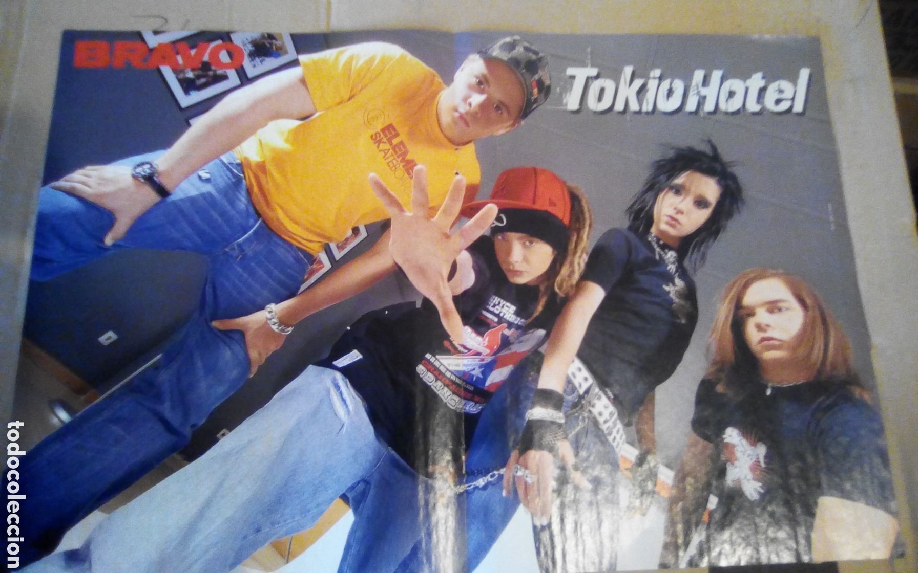 Otros art&iacute;culos de coleccionismo en papel: Poster hoja revista Bravo. Grupo Tokio Hotel, por detr&aacute;s Tom Welling (serie tv Superman).