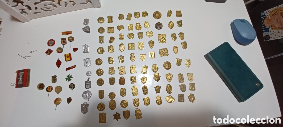 Otros art&iacute;culos de coleccionismo en papel: Emblemas y medallas de la Guerra Civil