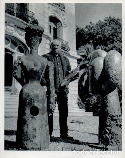 Otros art&iacute;culos de coleccionismo en papel: LAMINA V53901: Picasso entre dos esculturas en la villa La Californie - Lothar-Gunther Buchheim